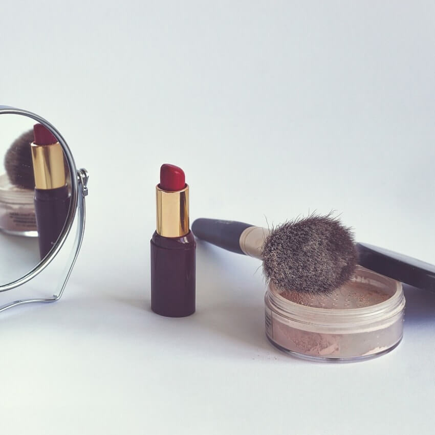 Os cosméticos podem ser tóxicos para o corpo e altamente poluentes